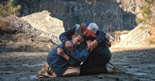eleven-dustin-e-mike-em-cena-de-stranger-things-1469547116770_820x430.jpg